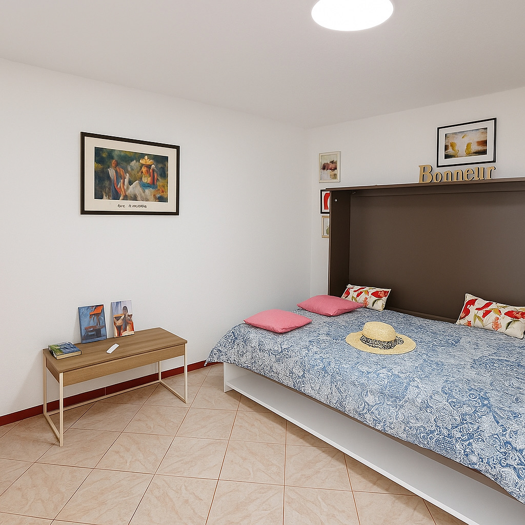 Détail de la décoration de la chambre, mot Bonheur et tableaux