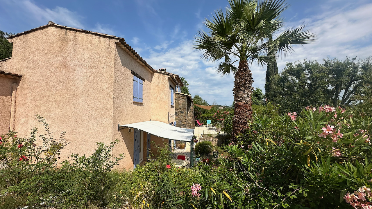 Mas provençal avec volets bleus et lauriers roses à Bagnols-en-Forêt