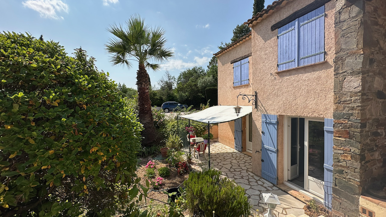 Vue extérieure de la maison provençale en pierre