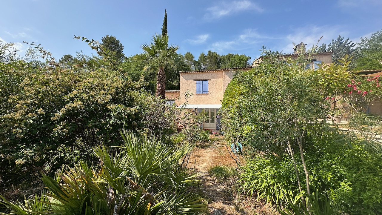 Vue d'ensemble de la propriété avec jardin méditerranéen