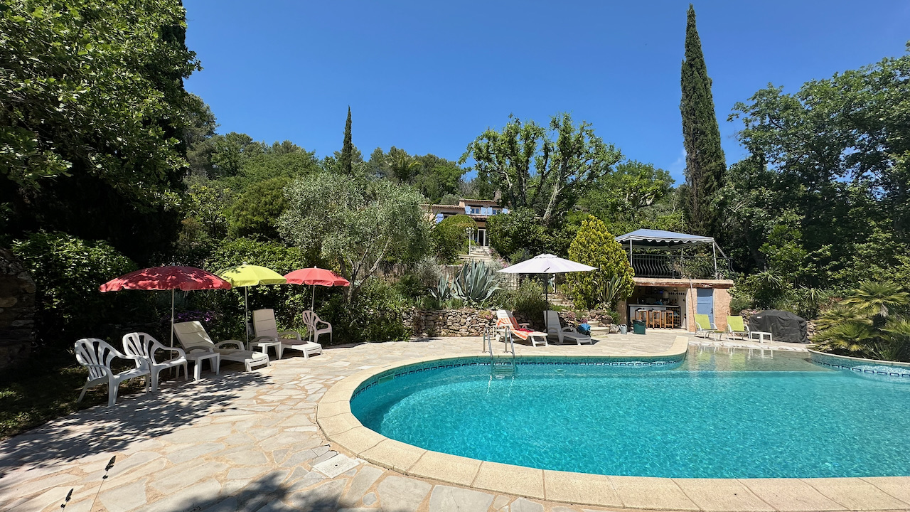 Détail de la piscine avec reflets et ambiance provençale