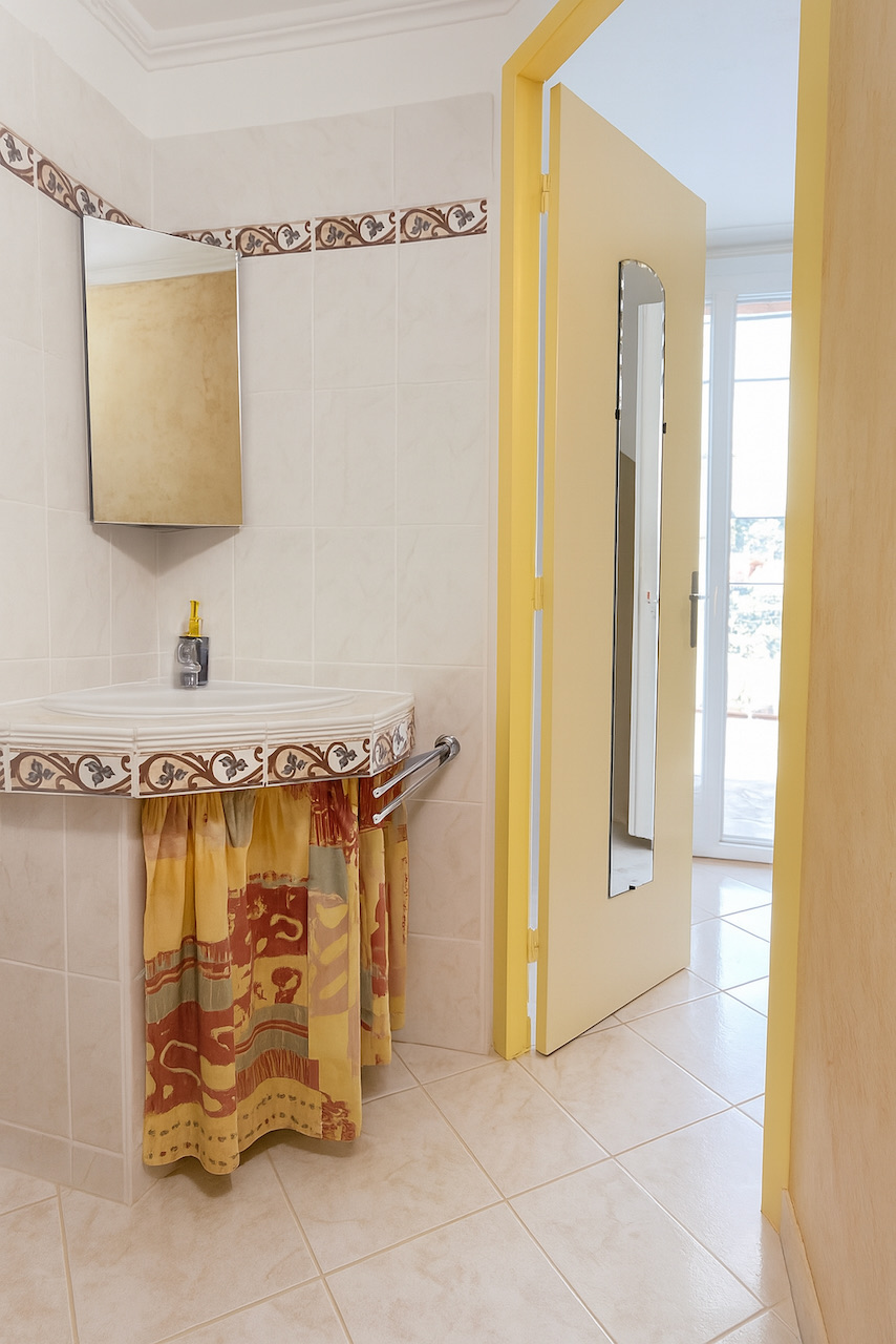 Salle de bain privée carrelage clair et propre